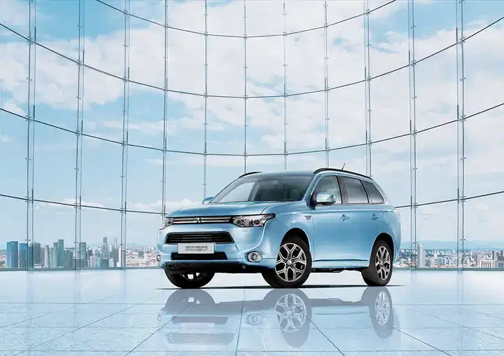 El Outlander PHEV revoluciona el mercado como el primer SUV híbrido enchufable.